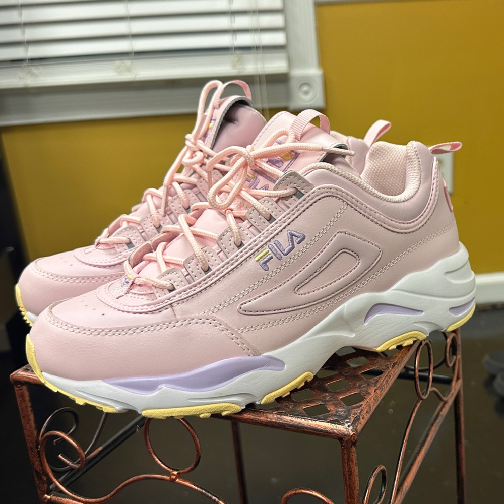 💝Fila Light Pink Athletic Shoes! Size 10 Women’s 💝 Best Offer Accepted!